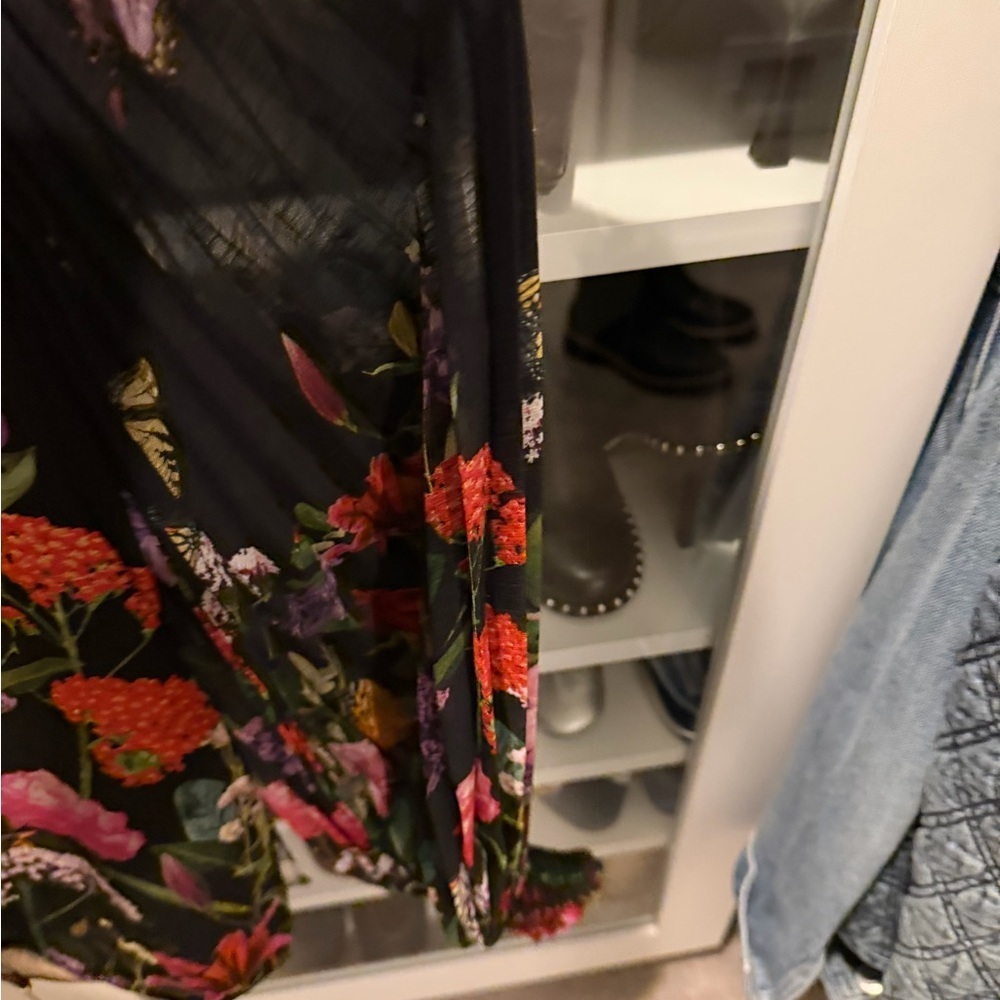 Alice + Olivia Ilan Pleated Floral Print Blouse - Picture 6 of 7